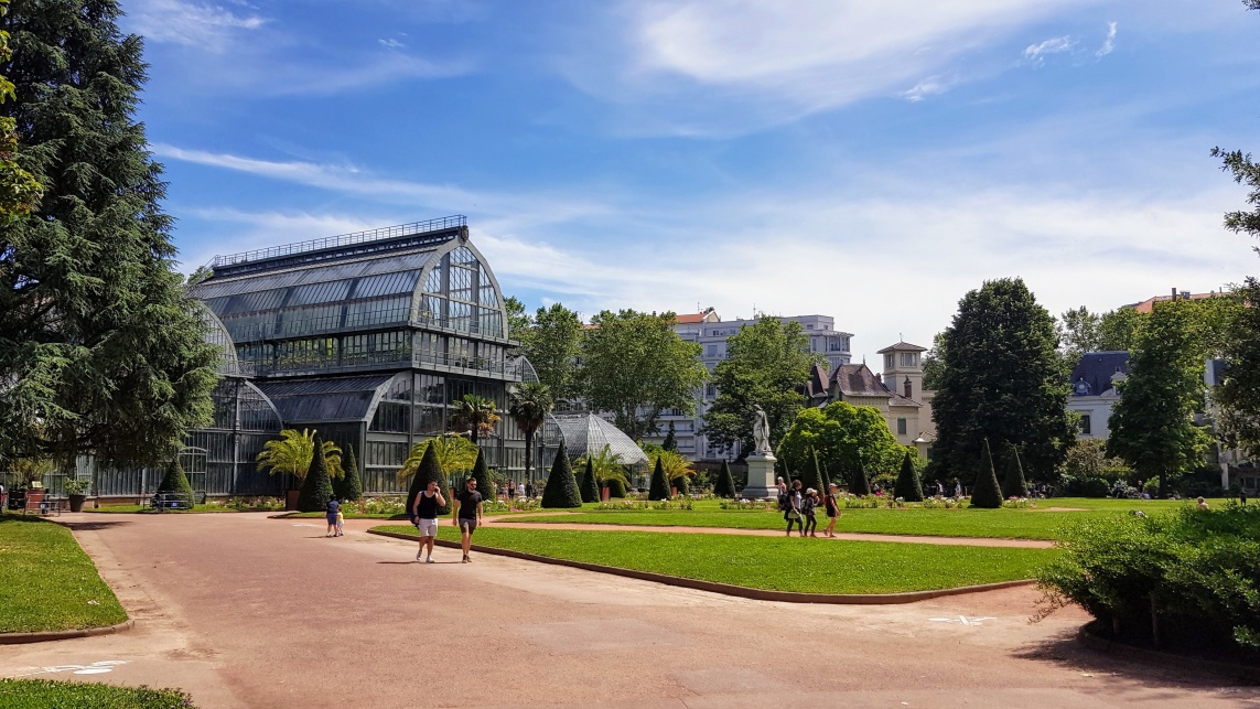 A campus with people walkig