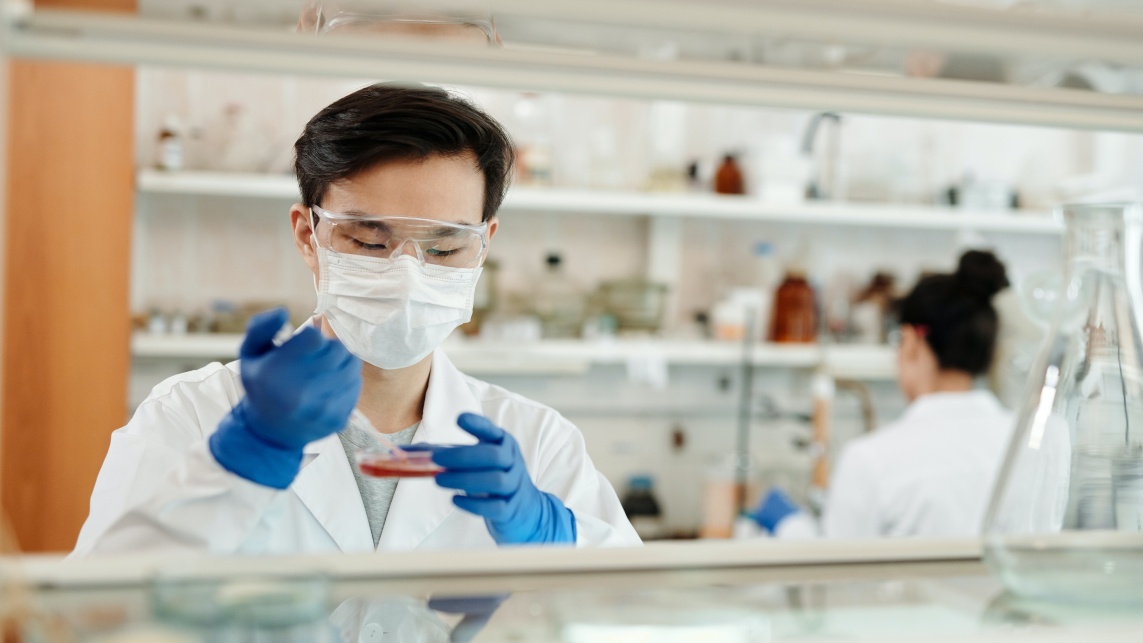 Man and a woman in a science lab