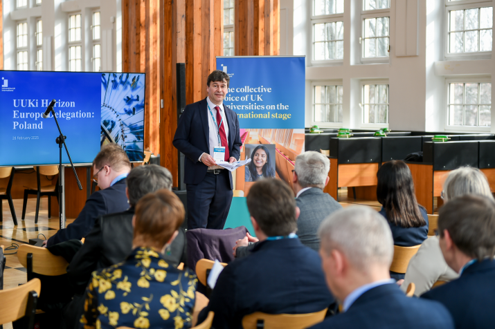 A speaker addresses at an audience at the UUKi Horizon Europe delegation to Poland 