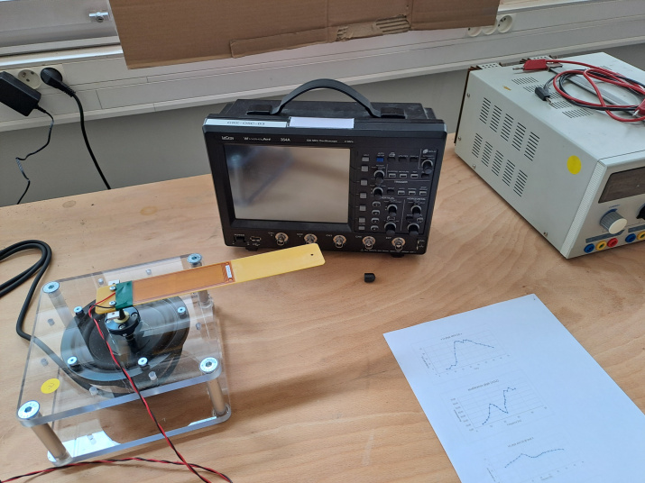 Piezoelectric beam test setup at GREMAN, where controlled vibrations are applied using a shaker to evaluate the device’s energy-harvesting performance.
