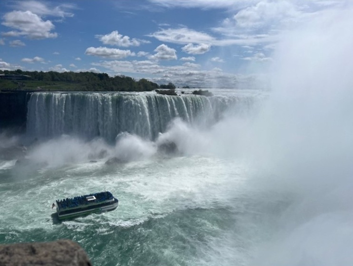 Niagara Falls horseshoe falls, with a boat sailing towards them