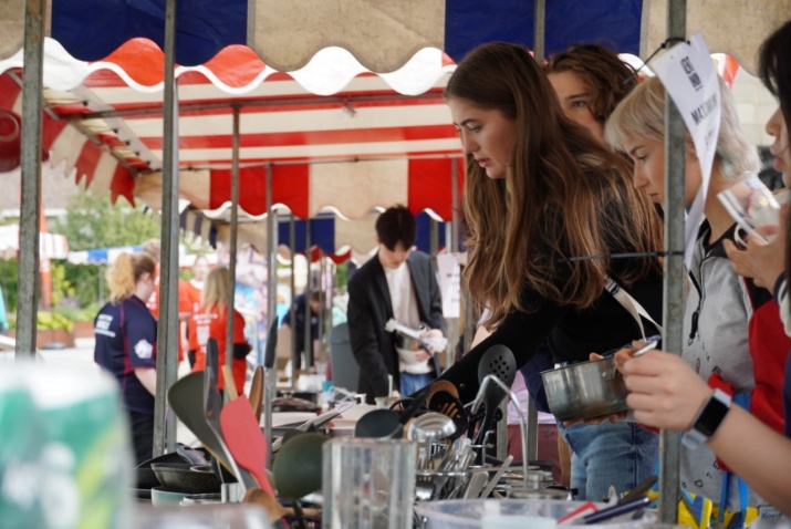 Students at The University of Kent choosing cooking utensils at a foodbank.