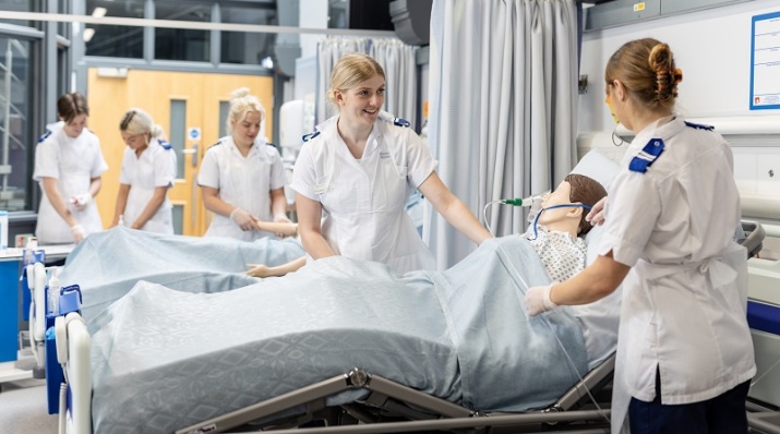 Nursing students on a virtual ward with a mannequin patient